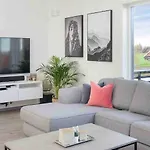 Moderne Hus Med Flotte Utemuligheter Og Parkering