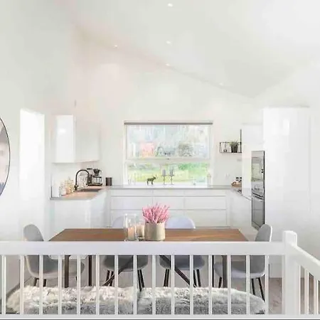 ヴィラ Moderne Hus Med Flotte Utemuligheter Og Parkering *