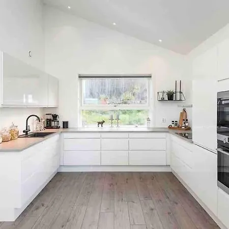 Moderne Hus Med Flotte Utemuligheter Og Parkering
