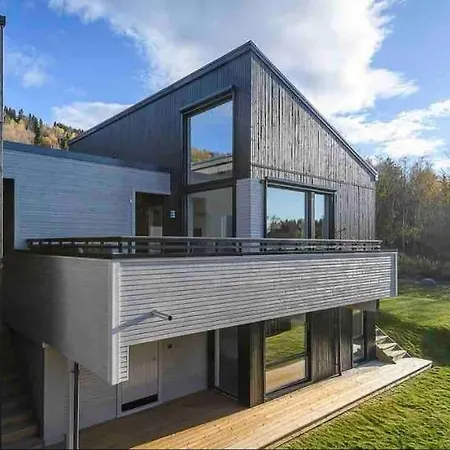 Moderne Hus Med Flotte Utemuligheter Og Parkering ヴィラ *