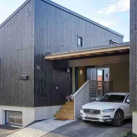 Moderne Hus Med Flotte Utemuligheter Og Parkering Lillehammer