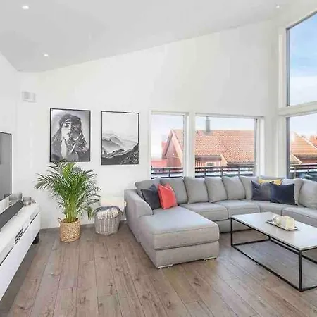 Moderne Hus Med Flotte Utemuligheter Og Parkering * Лиллехамер