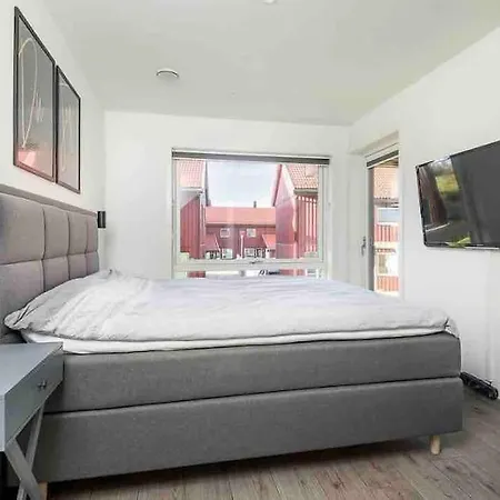 Moderne Hus Med Flotte Utemuligheter Og Parkering