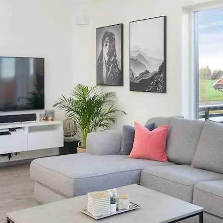 Moderne Hus Med Flotte Utemuligheter Og Parkering