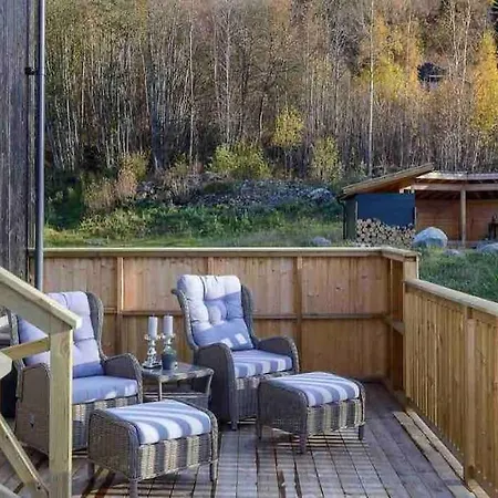 Moderne Hus Med Flotte Utemuligheter Og Parkering