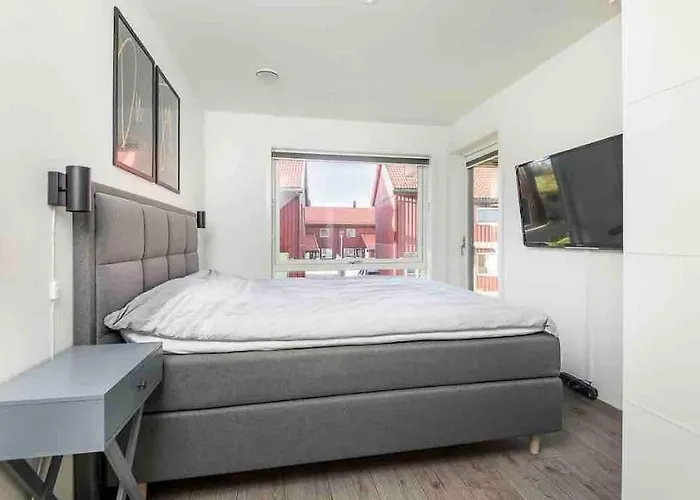 Moderne Hus Med Flotte Utemuligheter Og Parkering