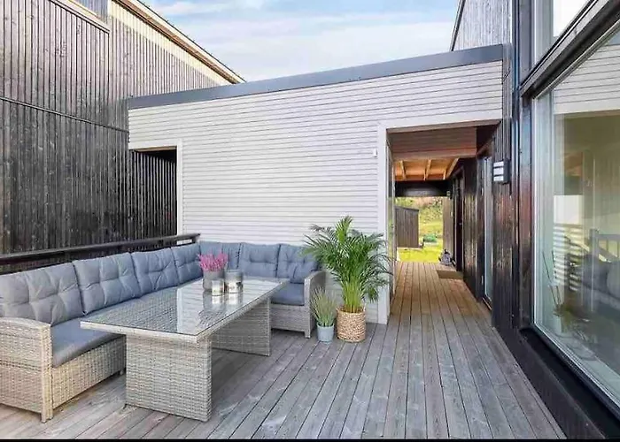 Moderne Hus Med Flotte Utemuligheter Og Parkering *