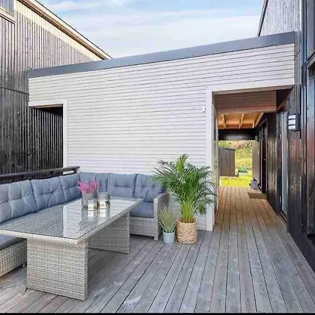 Moderne Hus Med Flotte Utemuligheter Og Parkering *