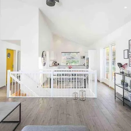 Moderne Hus Med Flotte Utemuligheter Og Parkering 빌라 *