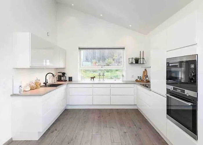 Moderne Hus Med Flotte Utemuligheter Og Parkering