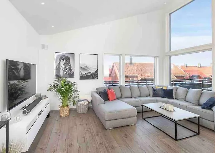 Moderne Hus Med Flotte Utemuligheter Og Parkering * 利勒哈默尔