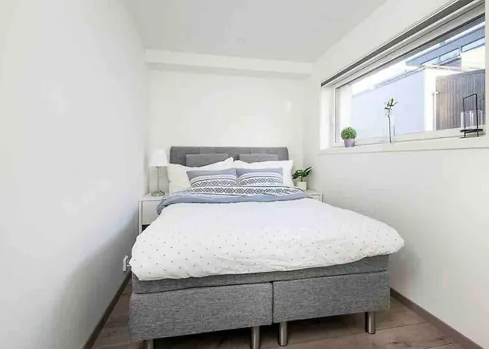 Moderne Hus Med Flotte Utemuligheter Og Parkering *