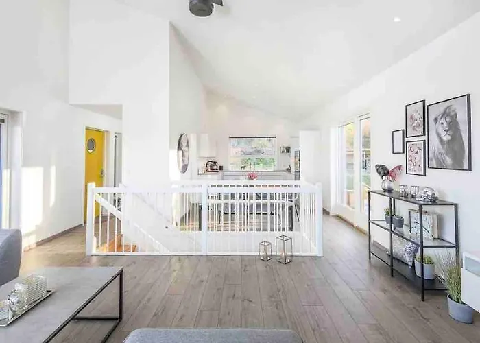 Moderne Hus Med Flotte Utemuligheter Og Parkering 别墅 *